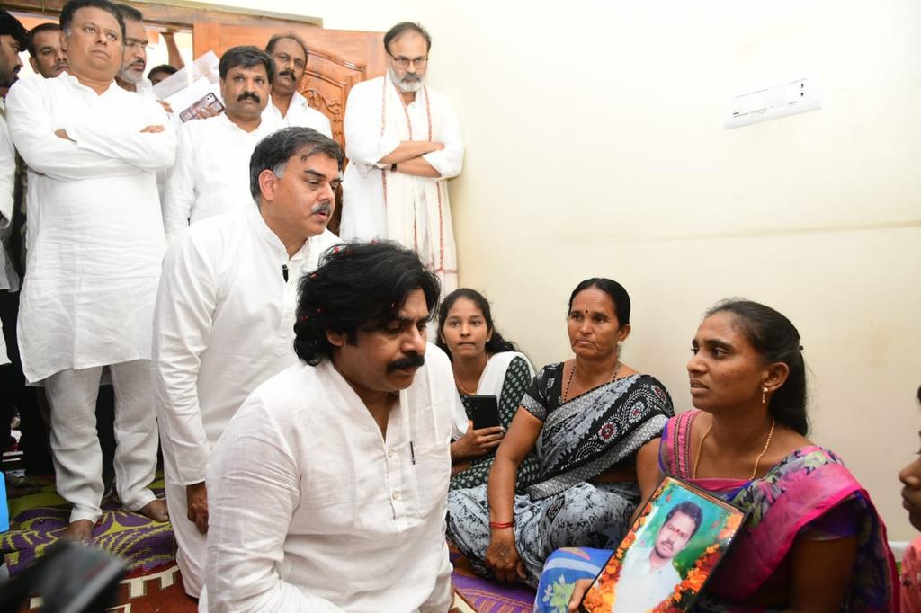 NagaBabuOffl's tweet photo. ఆంధ్ర ప్రదేశ్ రాష్ట్ర ప్రభుత్వానికి మా  డిమాండ్ !!!
@AndhraPradeshCM
@JanaSenaParty 
@JSPShatagniTeam 
#JanasenaRythuBharosaYathra https://t.co/Whfz6j8HSO
