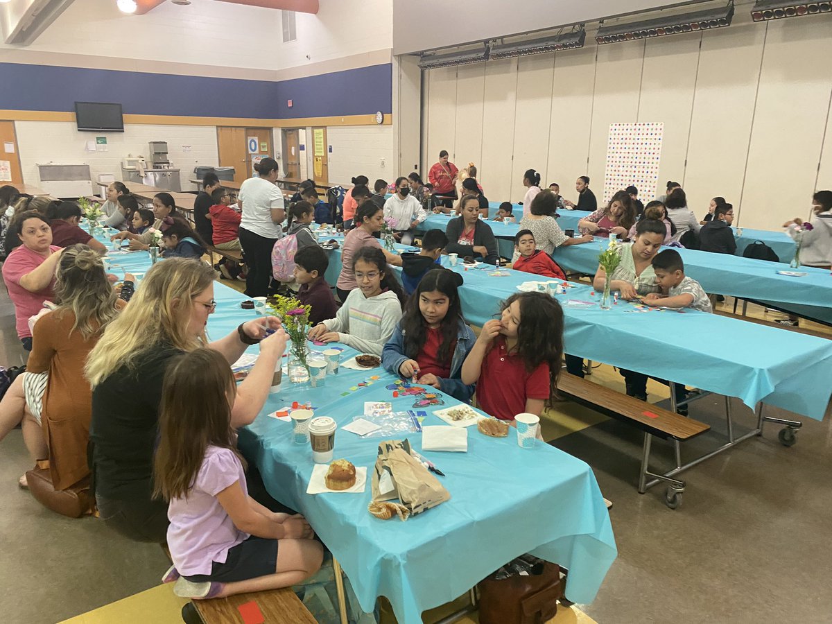 corbett4teach's tweet photo. Thank you to our PTA for putting on Muffins for Moms this morning. I could feel the love! @LakelandES @vanunio @will_ramosw @corbett4teach https://t.co/LZ3iucOtXF