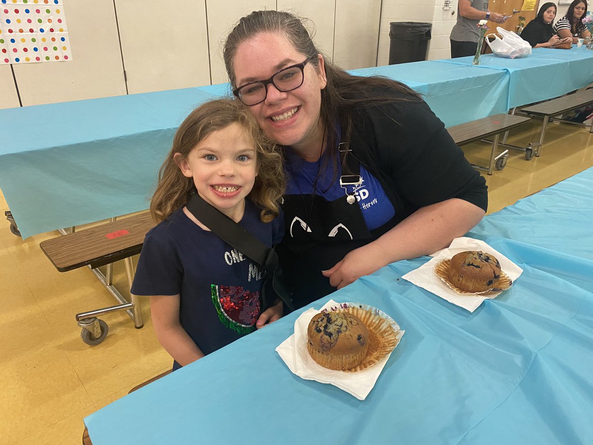 corbett4teach's tweet photo. Thank you to our PTA for putting on Muffins for Moms this morning. I could feel the love! @LakelandES @vanunio @will_ramosw @corbett4teach https://t.co/LZ3iucOtXF