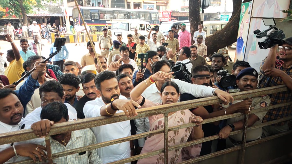 DebasisSahoo31's tweet image. Congress leader @laxmi_hebbalkar ji protested against 40%  BJP govt of Karnataka
#BJPCorruptionFiles 
#JanDhanLootYojana
#आज़ादी_गौरव_यात्रा