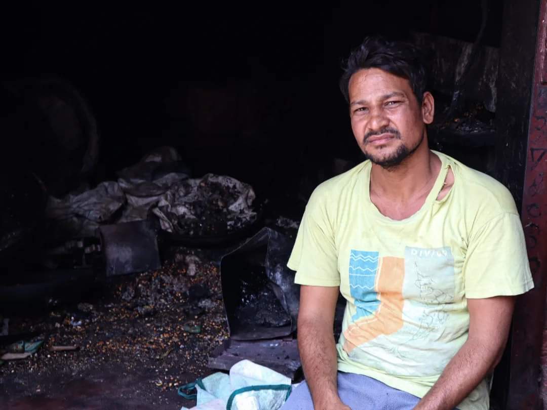 AligFarhan's tweet photo. Dozen of Muslim traders were looted, vandalised selectively and set on fire by the local Hindutva mob after some people from the rally allegedly pelted stones at the mosque while passing it.

لوگ ٹوٹ جاتے ہیں ایک گھر بنانے میں
تم ترس نہیں کھاتے بستیاں جلانے میں
#KarauliRiots https://t.co/tIZfg3QuGA