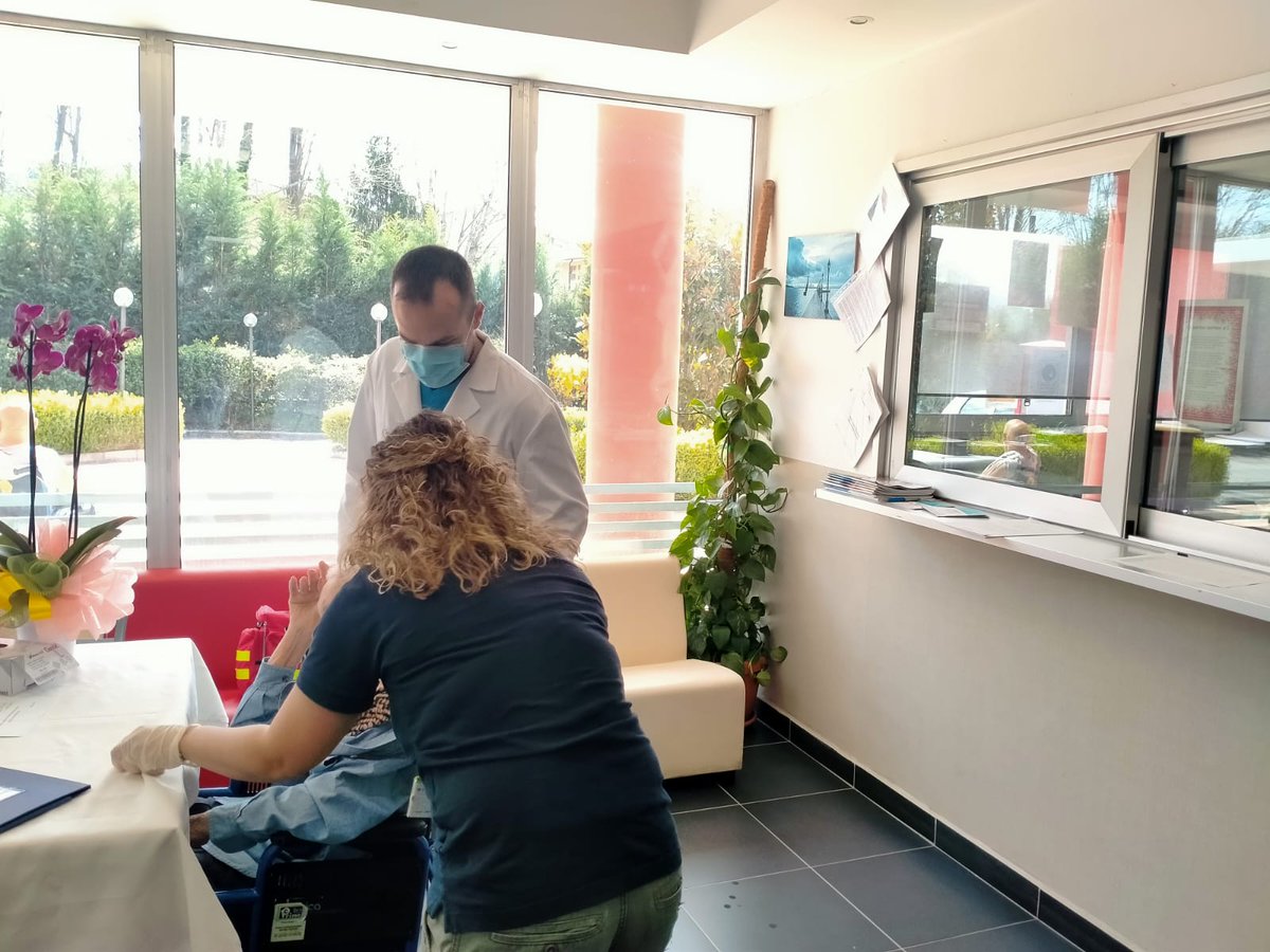 AslRieti's tweet photo. Quarte dosi per over 80 e per i fragili 60-79 anni anche nelle RSA. Questa mattina la Asl di Rieti, grazie alle equipe territoriali dell'ADI e dell'API ha avviato la somministrazione della seconda dose booster nelle Residenze Sanitarie Assistenziali.
#aslrieti https://t.co/RADKMajlqg