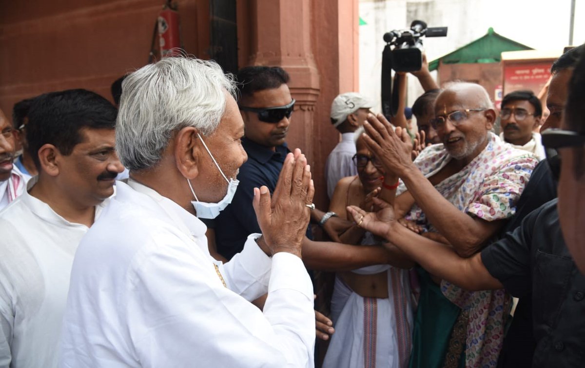 SanjayJhaBihar's tweet image. माननीय सीएम श्री @NitishKumar ने आज नालंदा जिले में हजारों लोगों से संवाद किया।

इस दौरान उन्होंने पावापुरी के सरकारी मेडिकल कॉलेज #VIMC का निरीक्षण किया और डॉक्टर व मेडिकल स्टूडेंट्स के साथ संवाद किया। माननीय सीएम के निर्देश पर स्थापित इस कॉलेज में पढ़ाई 2013-14 में शुरू हुई थी।