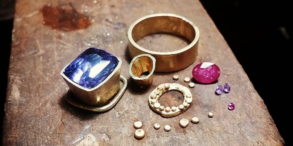 ORIGENgoldfor's tweet photo. 📝 ARTÍCULO | Extracción de gemas de manera responsable

Una introducción a la #mineríaresponsable de gemas de color, de la mano de Carmen García-Carballido, que nos cuenta acerca de tres ejemplos diversos en Sri Lanka, Australia y Tanzania. 

https://t.co/SUY3Zd74Cb https://t.co/8ekT6uVU21