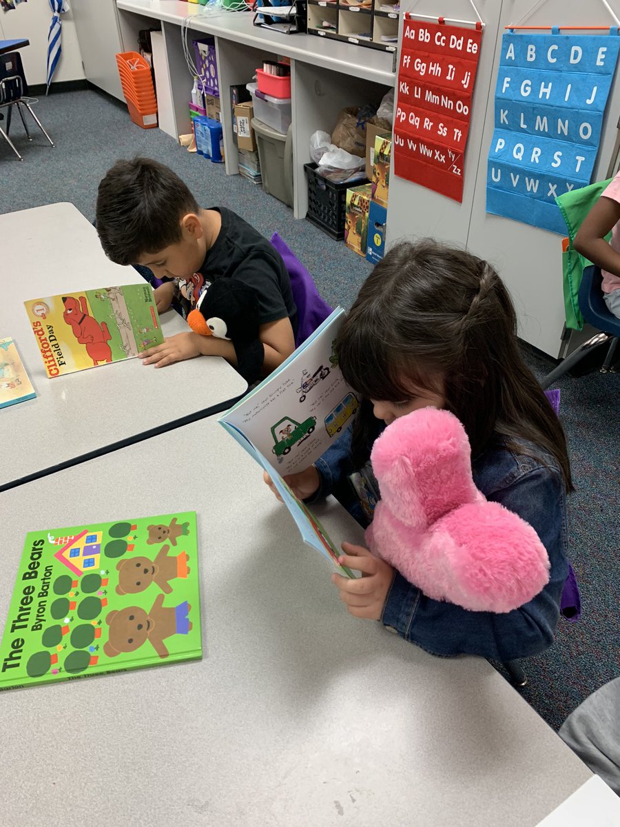 kinderfryes's tweet photo. Reading to our reading buddies for DEAR day! #AldineReads #GreatnessEmerging @Magrill_AISD @Magrill_LMC https://t.co/Ipax26M57j