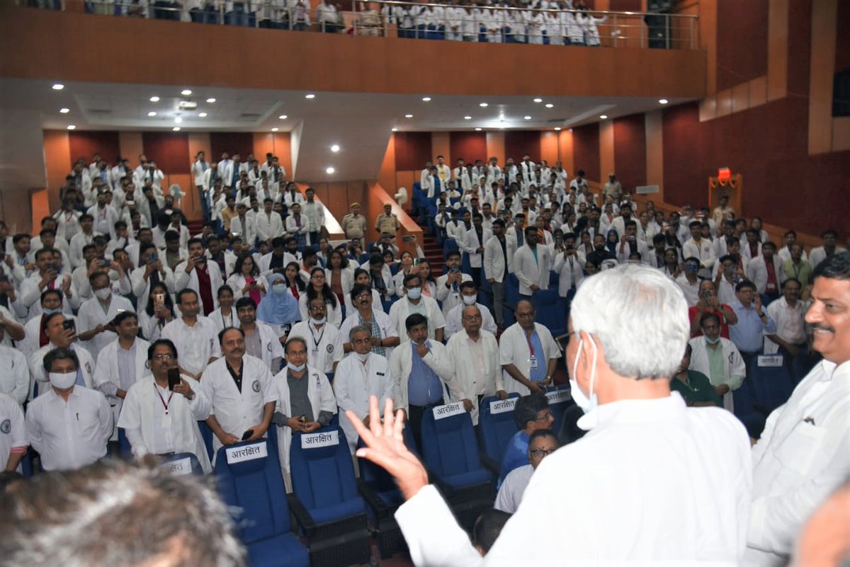 SanjayJhaBihar's tweet image. माननीय सीएम श्री @NitishKumar ने आज नालंदा जिले में हजारों लोगों से संवाद किया।

इस दौरान उन्होंने पावापुरी के सरकारी मेडिकल कॉलेज #VIMC का निरीक्षण किया और डॉक्टर व मेडिकल स्टूडेंट्स के साथ संवाद किया। माननीय सीएम के निर्देश पर स्थापित इस कॉलेज में पढ़ाई 2013-14 में शुरू हुई थी।