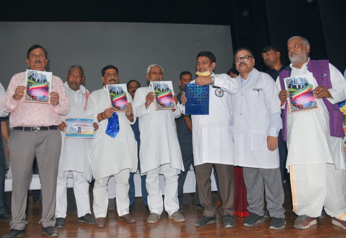 SanjayJhaBihar's tweet image. माननीय सीएम श्री @NitishKumar ने आज नालंदा जिले में हजारों लोगों से संवाद किया।

इस दौरान उन्होंने पावापुरी के सरकारी मेडिकल कॉलेज #VIMC का निरीक्षण किया और डॉक्टर व मेडिकल स्टूडेंट्स के साथ संवाद किया। माननीय सीएम के निर्देश पर स्थापित इस कॉलेज में पढ़ाई 2013-14 में शुरू हुई थी।