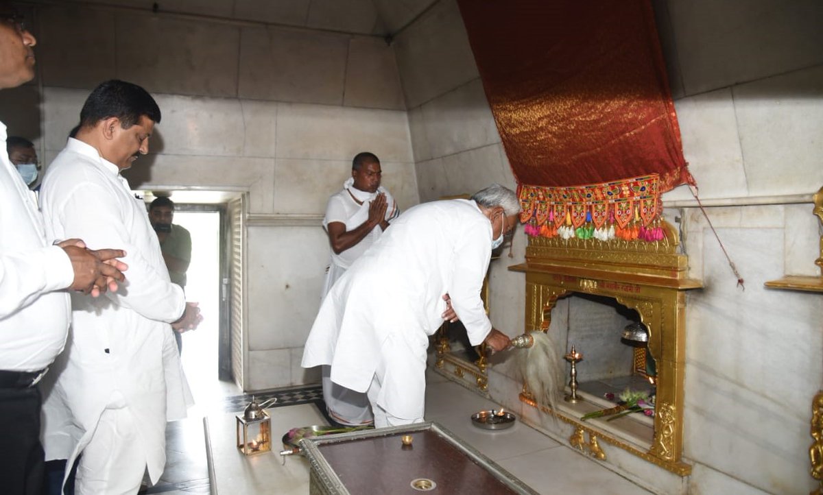 SanjayJhaBihar's tweet image. माननीय सीएम श्री @NitishKumar ने आज नालंदा जिले में हजारों लोगों से संवाद किया।

इस दौरान उन्होंने पावापुरी के सरकारी मेडिकल कॉलेज #VIMC का निरीक्षण किया और डॉक्टर व मेडिकल स्टूडेंट्स के साथ संवाद किया। माननीय सीएम के निर्देश पर स्थापित इस कॉलेज में पढ़ाई 2013-14 में शुरू हुई थी।