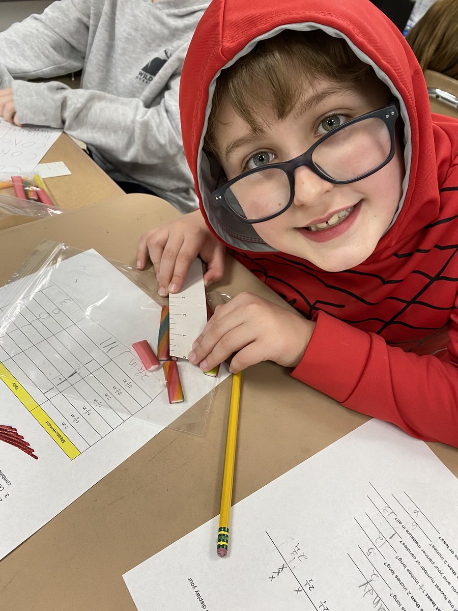 Melanie_Wood_M's tweet photo. Who says line plots are boring?? #UnionSteam #SumnerSchools #Team3 https://t.co/cS0pdHQjLu