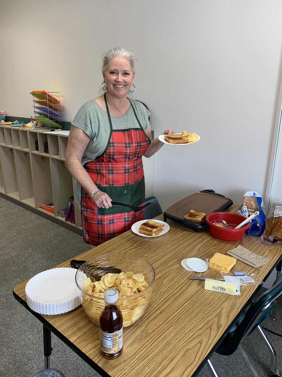 kayliewebby's tweet photo. Mrs. Giddens all up in our grilled…. cheese. #NationalGrilledCheeseDay #MCLA ⁦@LakeWorthISD⁩ https://t.co/xAWavWNsSK
