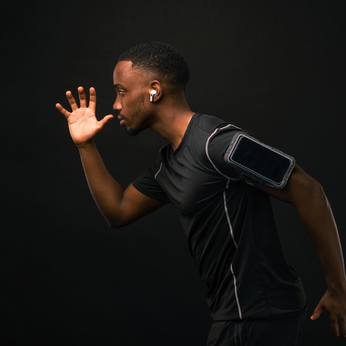 afrocanfit's tweet photo. Ready for your evening run? Don’t step out without a protective jogging back for your phone.
.
Get one from our website.
.
Visit https://t.co/SQjAzHCJUR to shop
.
#Afrocanfit #joggingtime #joggingstyle #fitnessbrand https://t.co/JcnFvfTEXT