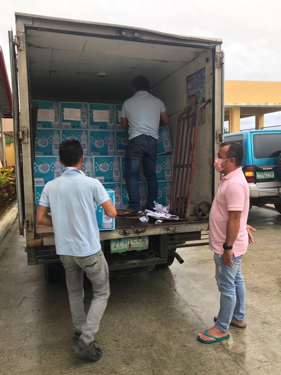 lenirobredo's tweet photo. We continue to reach out to areas affected by #AgatonPH, including those in Leyte, Southern Leyte, Iloilo, and Capiz. Many thanks to our tireless volunteers for their compassion and generosity—mula relief packs, drinking water, hanggang sa palugaw, pandesal, at hot meals. https://t.co/0paK1dXj8O