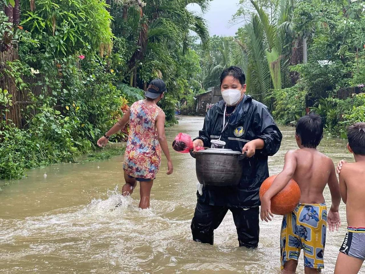 lenirobredo's tweet photo. We continue to reach out to areas affected by #AgatonPH, including those in Leyte, Southern Leyte, Iloilo, and Capiz. Many thanks to our tireless volunteers for their compassion and generosity—mula relief packs, drinking water, hanggang sa palugaw, pandesal, at hot meals. https://t.co/0paK1dXj8O