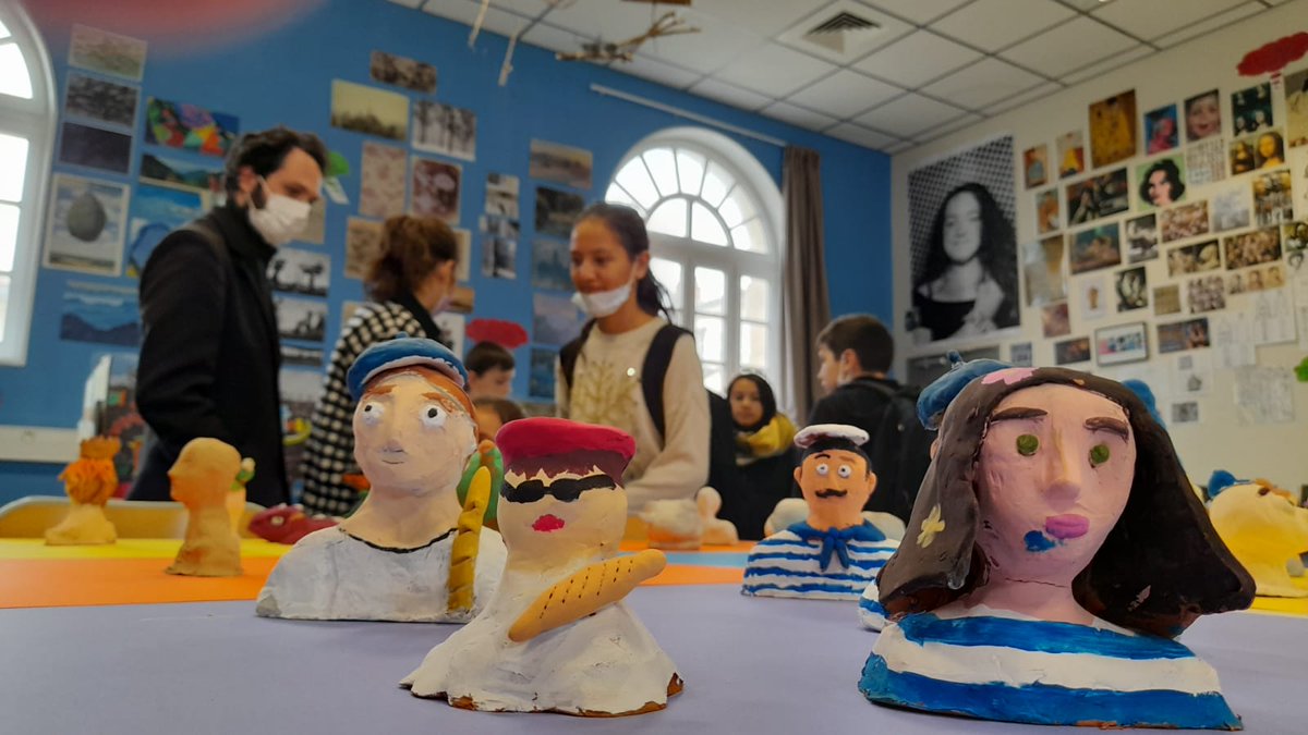 clgpierreloti's tweet photo. Portes ouvertes du collège vendredi 8 avril de 16h30 à 19h00. Accueil des parents et élèves des écoles du secteur sous la forme d'un jeu de piste. Public nombreux et enthousiaste accueilli par les équipes du collège.
 @acpoitiers @DSDEN17 @SMarcilly https://t.co/gwCyCch2PZ