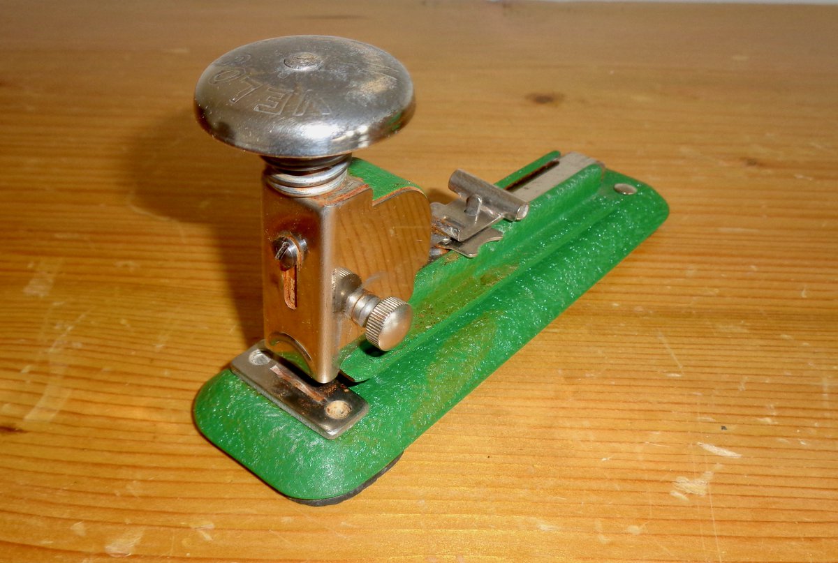 MullardAntiques's tweet image. 1940s Velos 327 Stapler / Stapling Machine With A Green Crinkle Finish mullardantiques.co.uk/products/1940s… #stapler #velos #staplingmachine #vintageoffice #mullardantiques