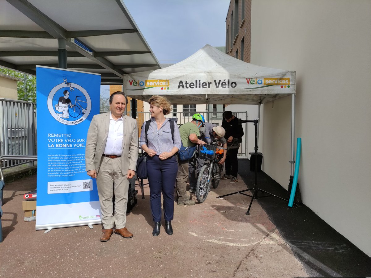 Paul_DyjakV's tweet photo. Accueil du premier atelier vélos solidaires à #Luzarches avec Mr le Maire 🚲 
Comme dans d'autres villes d'#IDF, la @LigneH_SNCF et la @SNCF sont acteurs de la réinsertion sociale au service de la mobilité durable, c'est aussi ça l'esprit cheminot ! ✊ https://t.co/6bAUkYVX4N