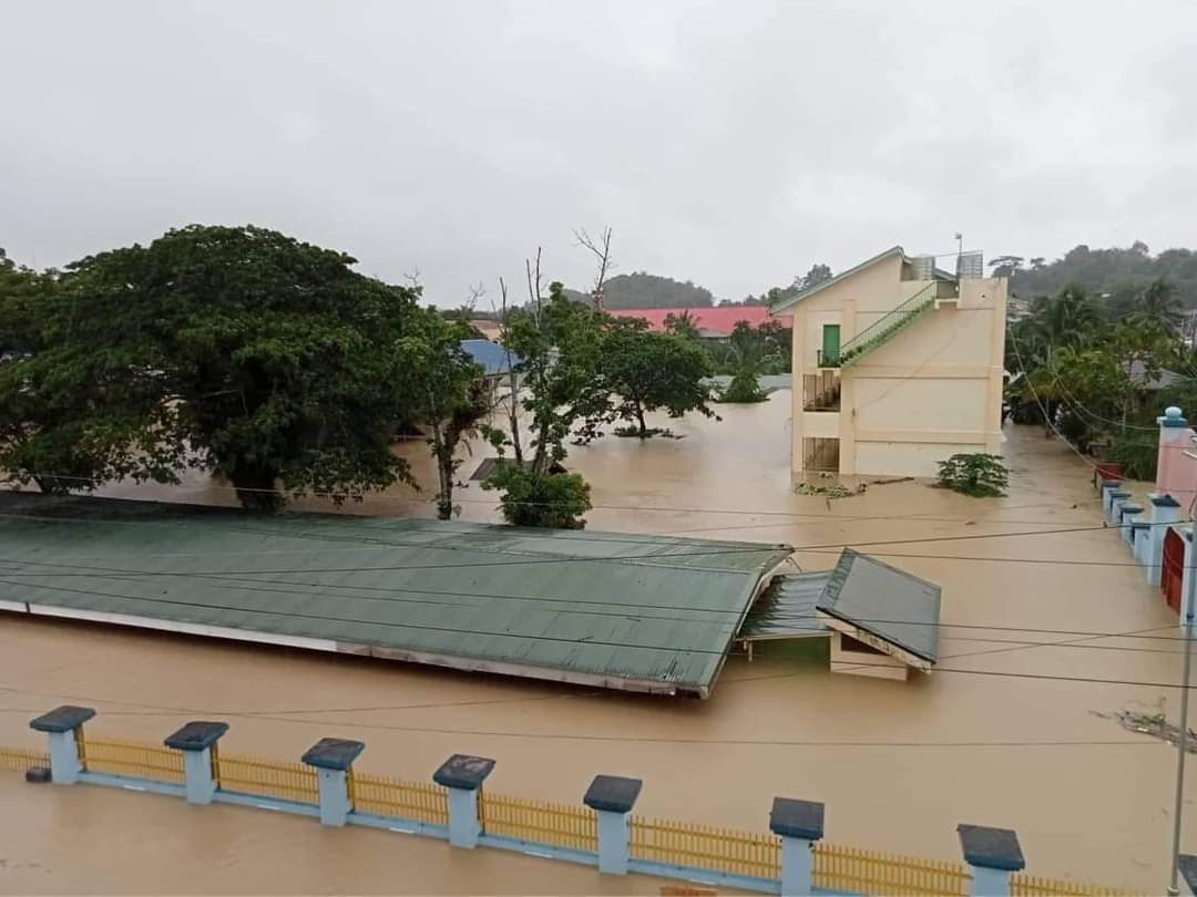 shekenniken's tweet image. ‼️my province needs help please po we&apos;re using tags to trend somehow, to get the attention of the public to ask for help please po, most of the areas in Capiz are submerged in water already, again, your retweets are much appreciated, SLMT 

#CapizNeedsHelp
#AgatonPH