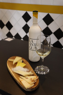 quesoslaantigua's tweet photo. ¡Hora del aperitivo!

Una tabla de queso y vino malvasía para este domingo de Semana Santa.

https://t.co/XdKV64DO2F

#tabladequeso #felizdomingo #quesodeoveja https://t.co/IUFv5LoEyT