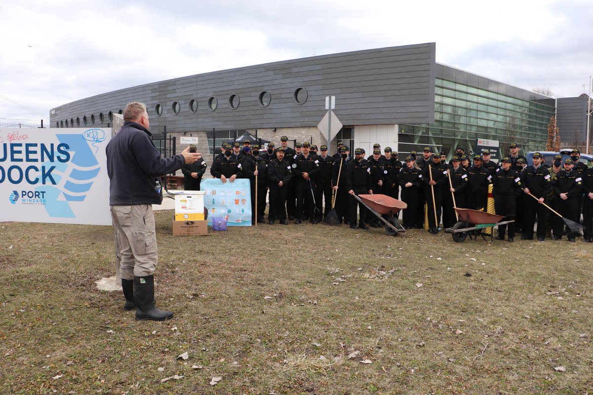 essexregionca's tweet photo. Over 200 volunteers removed 3,543lbs of litter from the #detroitriver watershed this weekend! Thank you to all volunteers @CityWindsorON @DetroitRiverRAP @ETFOeducators  @portwindsor @GordieHoweBrg @UWinAlumni and other partners for your amazing effort! #littercleaunup https://t.co/qmOomKZrcM