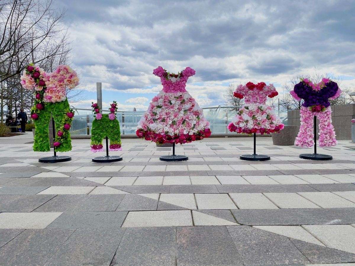 CherryBlossFest's tweet photo. #ArtInBloom presented by @amazon has installations across the @CapitolRvrFront! 😍
Stop by to take a pic w/ Blossom Gazebo by our official artist @bluehuelea, Blossom Spring Wear by 
Wendy Sittner, or Swing into Spring by @chase!🌹🌷

#RediscoverSpring #ArtWalk #Petalpalooza https://t.co/HzOA1sspIg