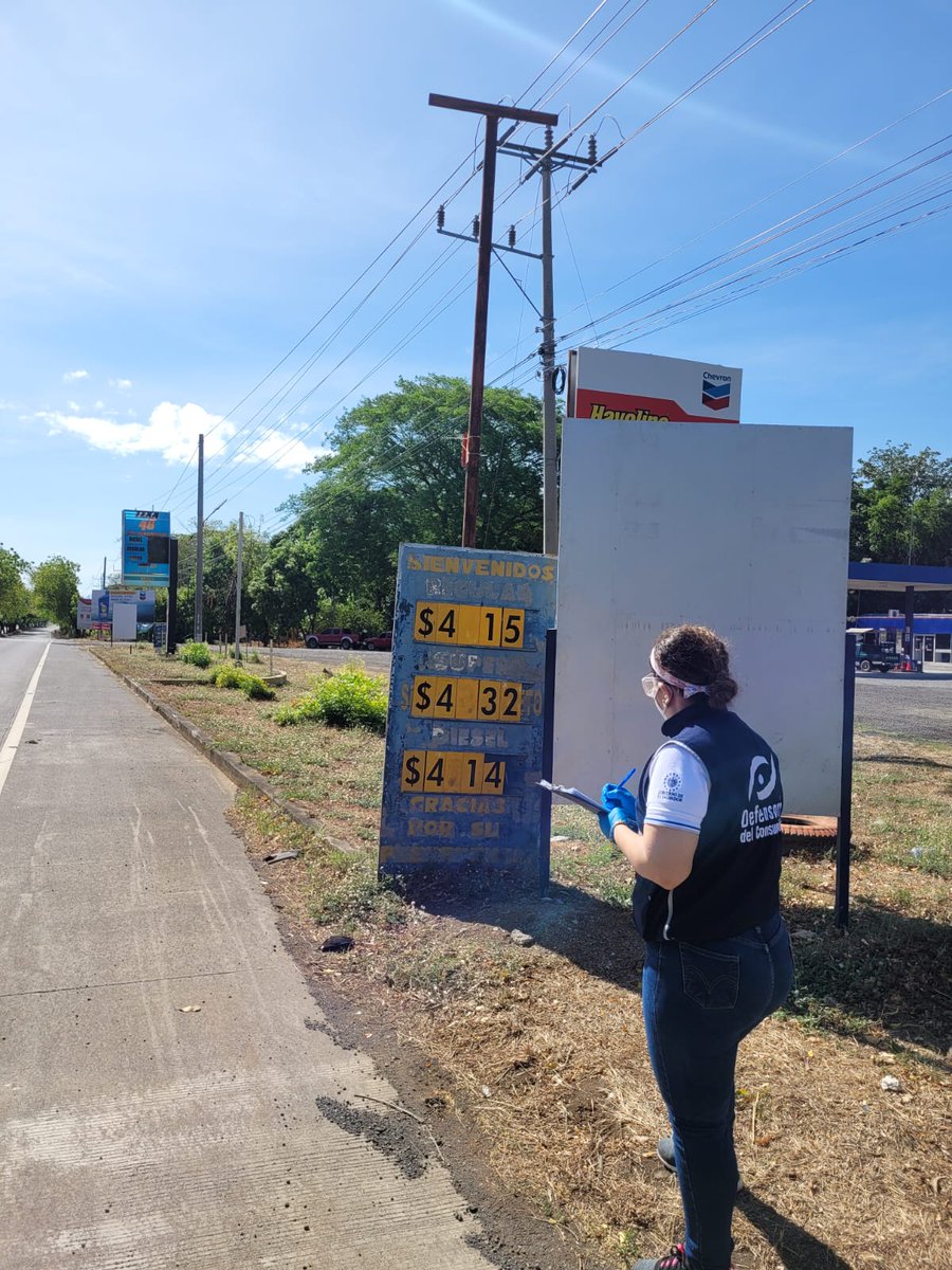 DeDinero_ES's tweet photo. #DeDinero | Equipos de inspección de la @Defensoria_910 se encuentran hoy en el departamento de La Unión, para verificar que en las estaciones de servicio se cumpla la fijación de precios de los combustibles.
📸@Defensoria_910 
@elsalvador https://t.co/MYFgtJLlt6