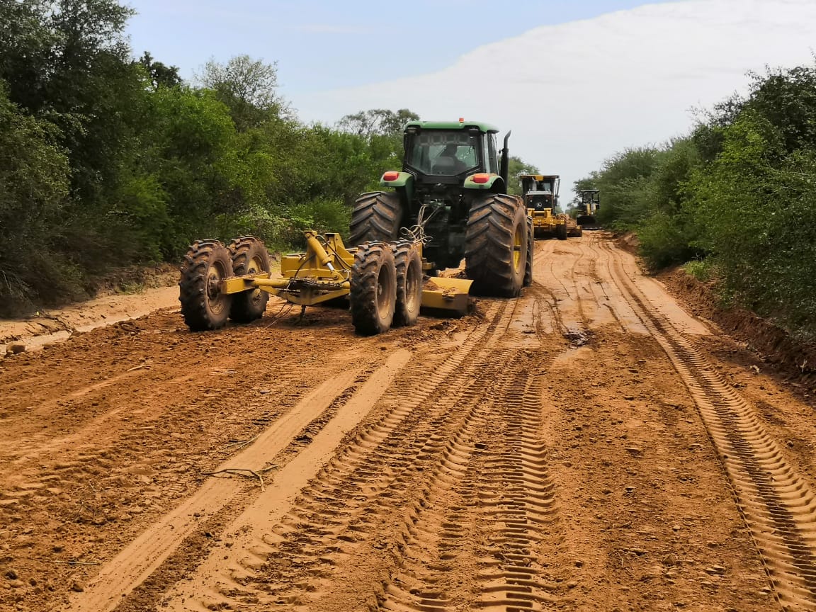 GBoqueron's tweet photo. |🚜🚧𝗥𝗲𝗽𝗮𝗿𝗮𝗰𝗶ó𝗻 𝘆 𝗠𝗮𝗻𝘁𝗲𝗻𝗶𝗺𝗶𝗲𝗻𝘁𝗼 𝗱𝗲 𝗰𝗮𝗺𝗶𝗻𝗼𝘀
En la zona de #Siracua, #Pykasu y #Ñu_Guazu estamos avanzando con los trabajos de mejoramiento de los caminos que consiste en perfilada, cuneteada, ancheada y alteada. https://t.co/S0gPAek8e4