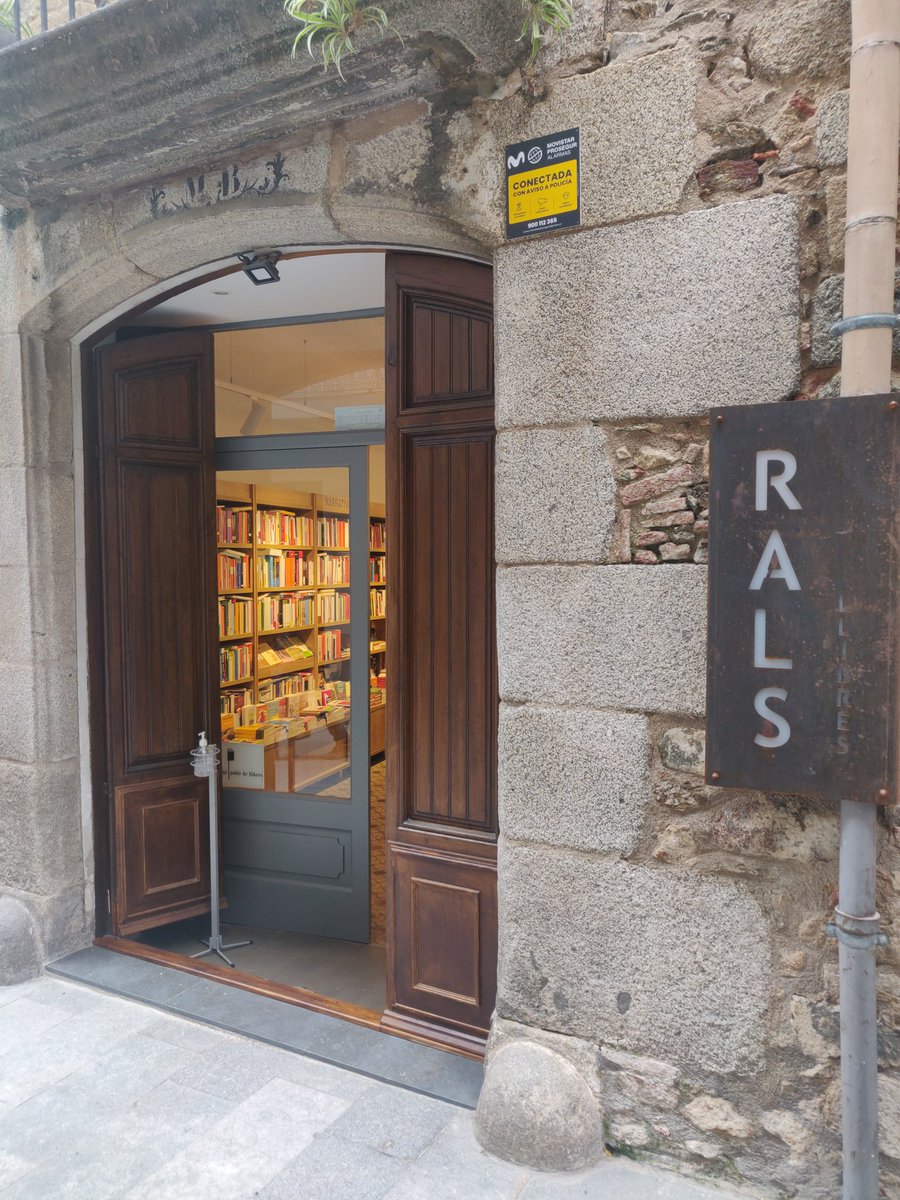 historiaycomic's tweet photo. Avui hem visitat @pobledellibres i ens ha encantat. 7 llibreries diferents amb 7 projectes molt engrescadors al darrere. Torno especialment encantat amb #CalongeComics: molt bon fons, moltes ganes de fer coses i el Sergi Martinez al capdavant fent molt bona feina. Tornarem segur! https://t.co/cA9O2NMuks