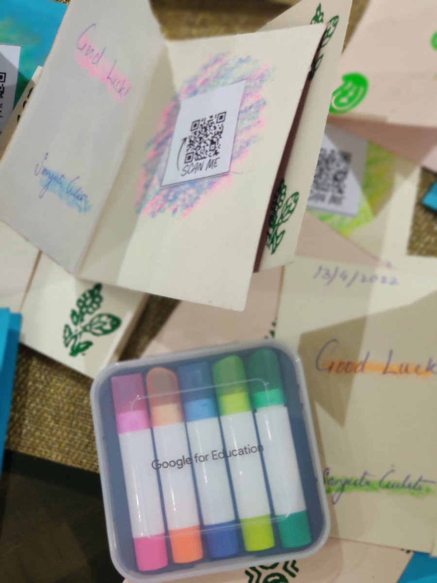 sangeetagulati9's tweet image. Keeping up with the tradition to wish #goodluck to my #grade12 
#googleswag #highlighters coming in handy to add some colour to the cards with #QRCode of @justmoteHQ recorded messages.
@mayyoulee
@michaelrigor20 thank you for the #swag