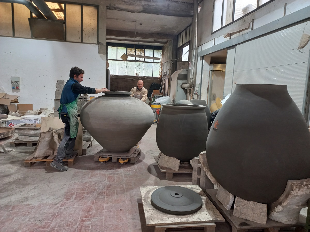 🇬🇧Let's start the week with a hectic 
Tuesday manoeuvring pots in the workshop 🏺
<a href="/Craftville/">Craftville</a> <a href="/MagazineMadein/">MadeinItalyMagazine</a> <a href="/thewinefathers/">The Winefathers</a>
 #artenova #terracotta #impruneta #workshop #winejar #amphora #amphorawine