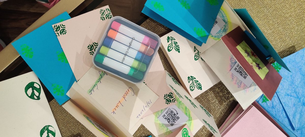 sangeetagulati9's tweet image. Keeping up with the tradition to wish #goodluck to my #grade12 
#googleswag #highlighters coming in handy to add some colour to the cards with #QRCode of @justmoteHQ recorded messages.
@mayyoulee
@michaelrigor20 thank you for the #swag