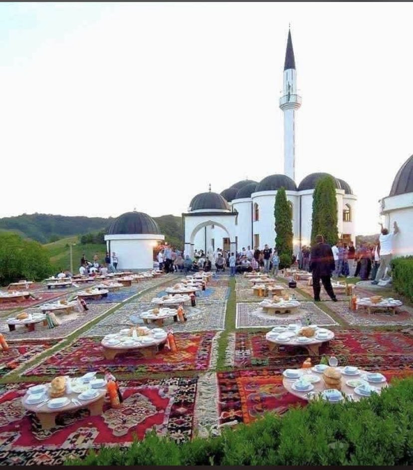 Burası Bosna-Hersek’te bir iftar sofrasıymış.
Hayran oldum.
Bu sofra da ya misafir Ya da hizmetkâr olmak isterdim.
Hayırlı iftarlar.