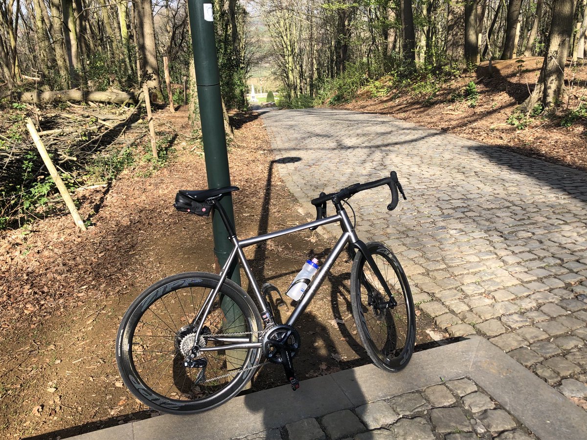 That hurt…23% on cobbles #kemmelberg ⁦<a href="/JLaverackTi/">J.Laverack Bicycles</a>⁩