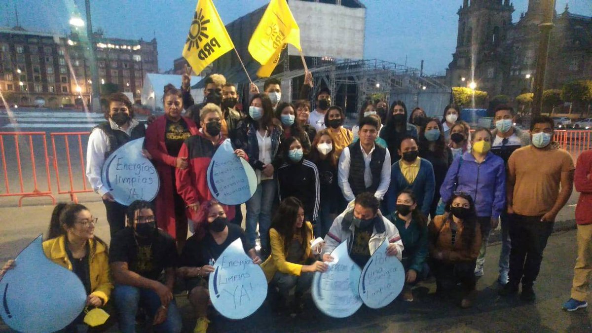 AdrianaDiazPRD's tweet photo. Hoy fuimos testigos de dos sucesos muy importantes en #CDMX, primero de nuevo el estado autoritario y represor de López Obrador y segundo el resurgimiento de la fuerza juvenil del PRD.

Ni la intimidación ni el uso de la fuerza va a frenar nuestros esfuerzos por rescatar México. https://t.co/ZvBNL9ztNH