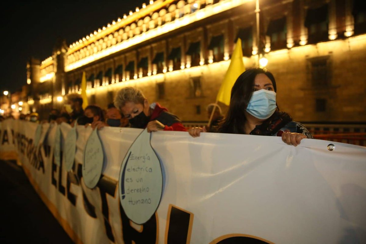 AdrianaDiazPRD's tweet photo. Hoy fuimos testigos de dos sucesos muy importantes en #CDMX, primero de nuevo el estado autoritario y represor de López Obrador y segundo el resurgimiento de la fuerza juvenil del PRD.

Ni la intimidación ni el uso de la fuerza va a frenar nuestros esfuerzos por rescatar México. https://t.co/ZvBNL9ztNH