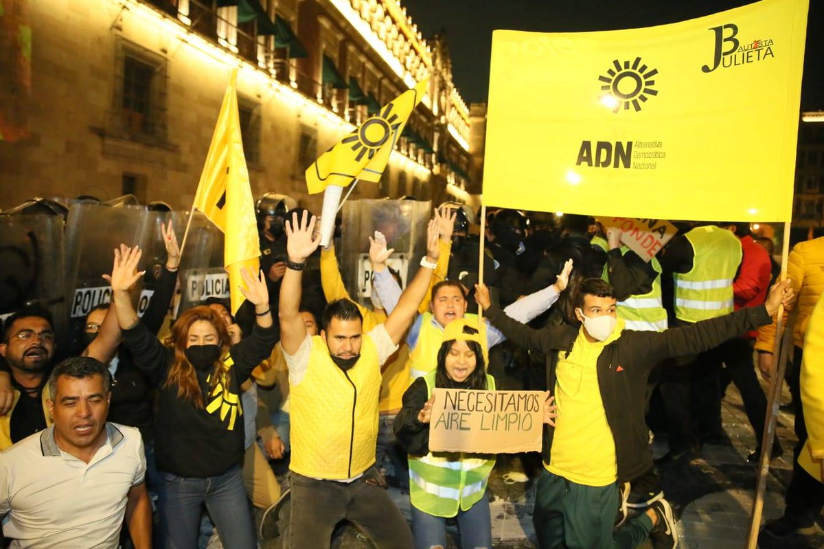 AdrianaDiazPRD's tweet photo. Hoy fuimos testigos de dos sucesos muy importantes en #CDMX, primero de nuevo el estado autoritario y represor de López Obrador y segundo el resurgimiento de la fuerza juvenil del PRD.

Ni la intimidación ni el uso de la fuerza va a frenar nuestros esfuerzos por rescatar México. https://t.co/ZvBNL9ztNH