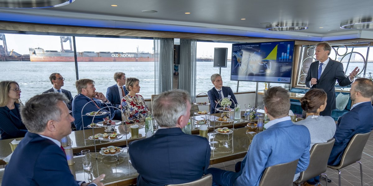 Zijne Majesteit de Koning bracht vanochtend een werkbezoek aan de Rotterdamse haven en kreeg tijdens zijn bezoek een toelichting op de waterstofambities van de haven. <a href="/alicekrekt/">Alice Krekt</a>: 'Prachtig dat de Koning zoveel interesse heeft in de energie- en grondstoffentransitie in de haven.'