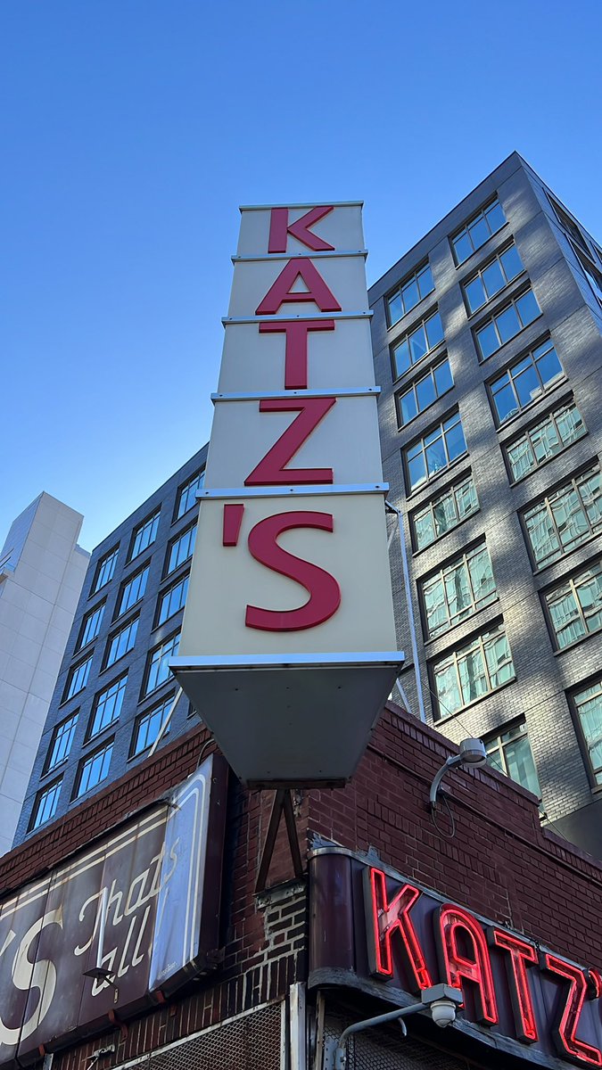 jozeluix's tweet photo. Dios existe… se llama pastrami #NYC #katzs https://t.co/W9UqzaYkzF