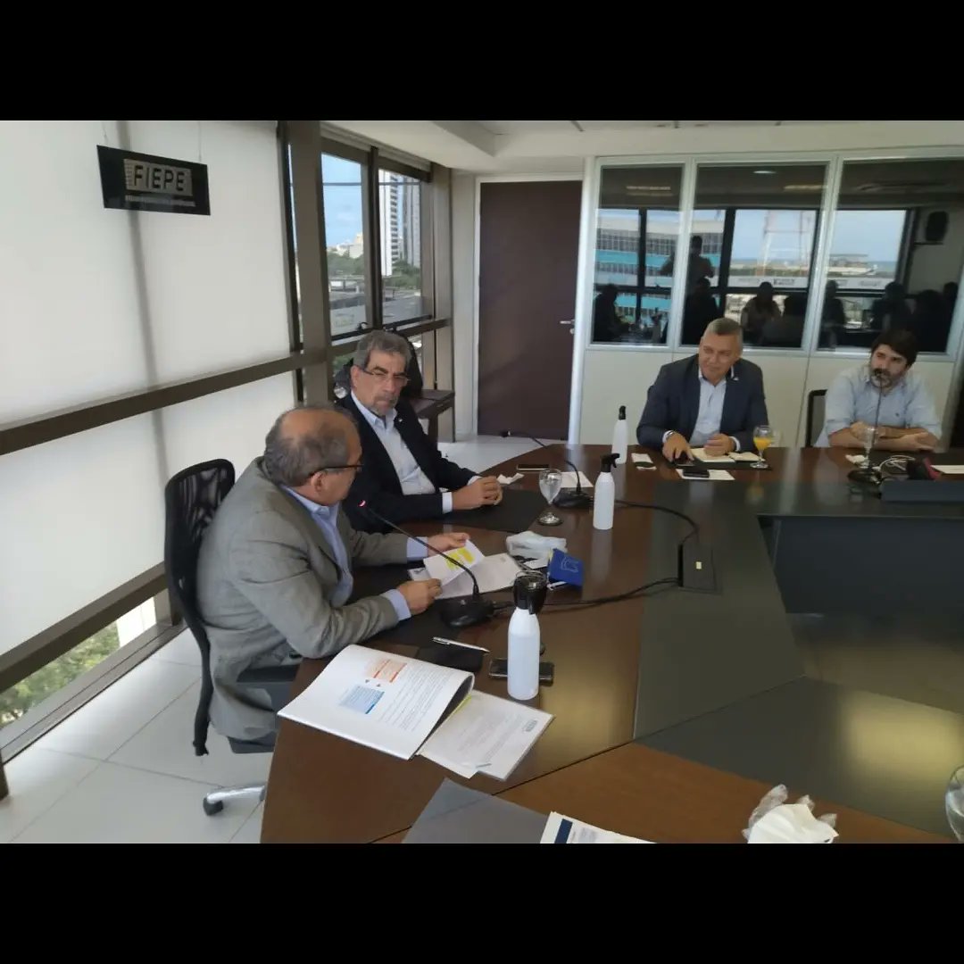 SectiPE's tweet photo. O secretário de CT&amp;, Fernando Jucá, visitou a Fiepe. O encontro serviu para trocar experiência e firmar parcerias futuras. Na ocasião, Jucá esteve acompanhado pelo Diretor de Estratégias e Ambiente Legal para Inovação, Camelo Bastos. https://t.co/cE6X1v1bTc