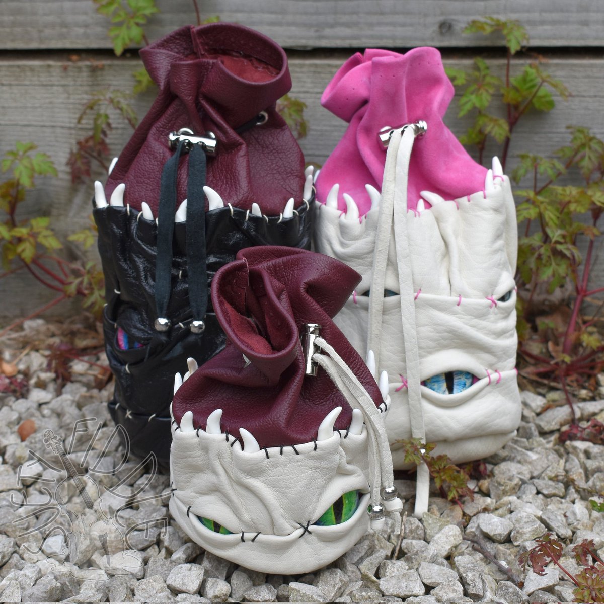 suetyfiddle's tweet photo. Working on a batch of #mimic #dice bags.

Beautiful Italian leather, glass cabochon eyes, coyote teeth, French linen thread &amp; metal accents.
Minis hold 50+ dice, Lrg 100+

Dice Devourers available this Saturday 16th April @ 6pm UTC. Mailing list thru https://t.co/R3g5tbLNwe https://t.co/ClD3hQ4s9i
