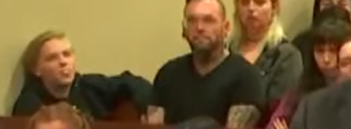 BesteButter's tweet photo. This guy who is lolling in a courtroom and displaying his chewing gum again and again to the judge and the world is the kid of Taft and Brummit, Amber Heard's weirdo supporters? #AmberHeardisaLiar #AMberHeard #ohnnyDepp #AmberHeardIsAnAbuser https://t.co/el57pctCFy