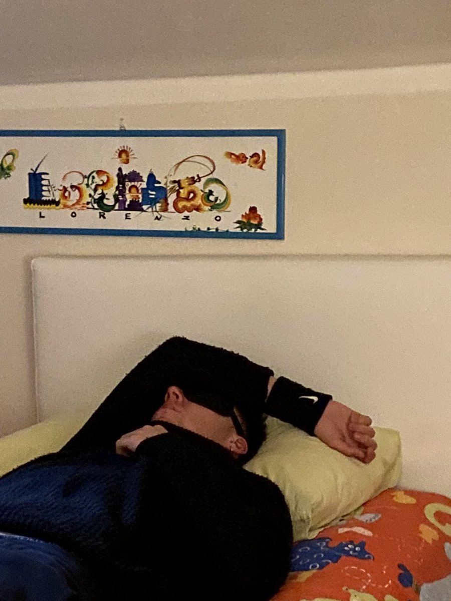 luziapetrini's tweet photo. @bbostongeorge Con la combo polsino + mascherina per dormire è già tanto che ne hai una che ti vuole 🤌🏻 https://t.co/CY79qmBxO7