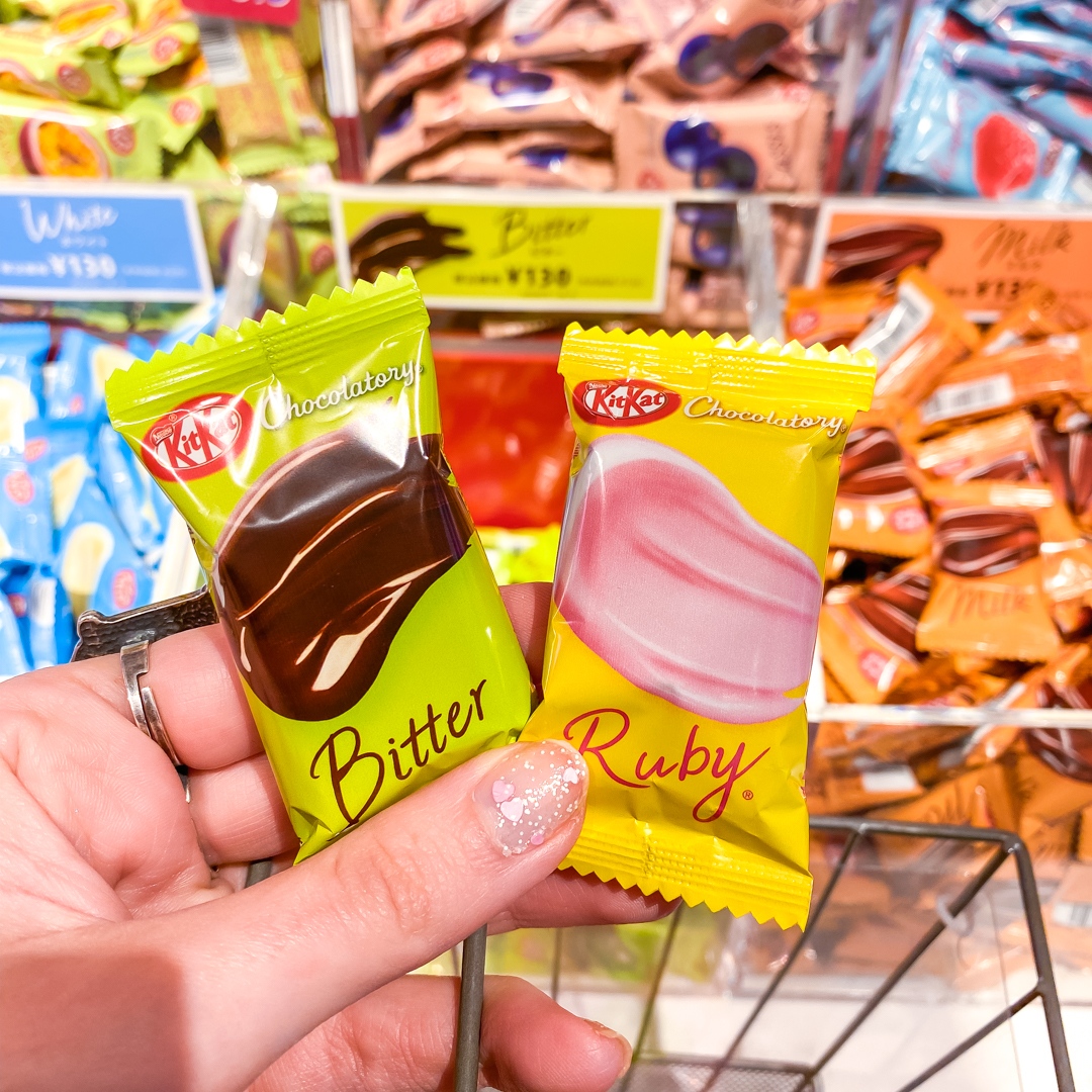 JapanCandyStore's tweet photo. 🍫 Pick one... Bitter chocolate (semi-sweet) or Ruby chocolate (fresh berry fruity taste). 😻📍 KitKat Chocolatory in Shibuya
#kitkatchocolatory #kitkatshibuya #kitkatjapan #japanesesnacks #japanesecandy https://t.co/5T0W5pJk9s