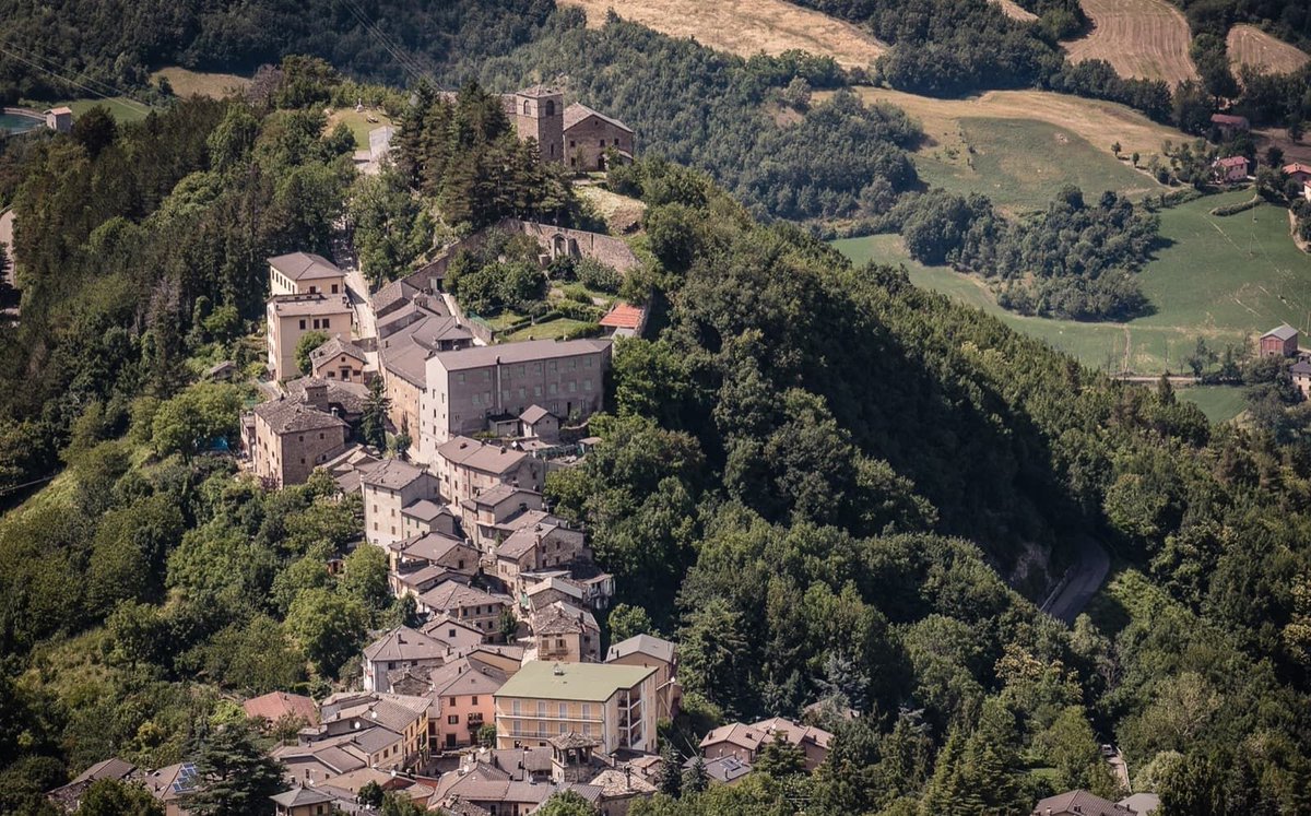 ItalyMagazine's tweet photo. The first real estate platform crowdfunding small Italian villages. @ItsLending arrives in #Montecreto in the Emilia Romagna region with a new cutting-edge project aiming to create a new co-working space to liven the possibilities of the town. https://t.co/lID7EKd6E7 https://t.co/vkWZ2vIzzh