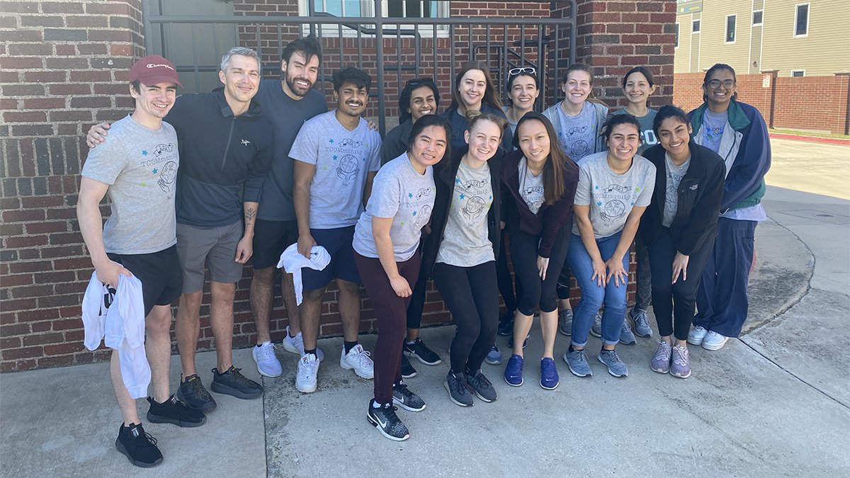 unthealth's tweet image. Kudos to @TCOM_UNTHSC's Class of 2025 who recently helped #ServeOthersFirst in seven locations over the city to participate in a volunteer day of service. 

Way to go! 👏
