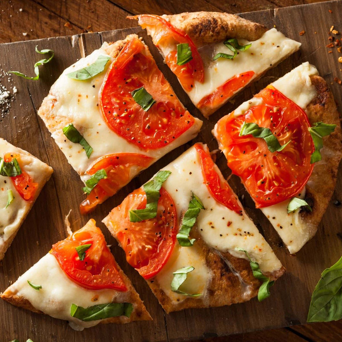 Caprese Garlic Alfredo Flatbread {Easy Alfredo Pizza} dlvr.it/SNSYqg