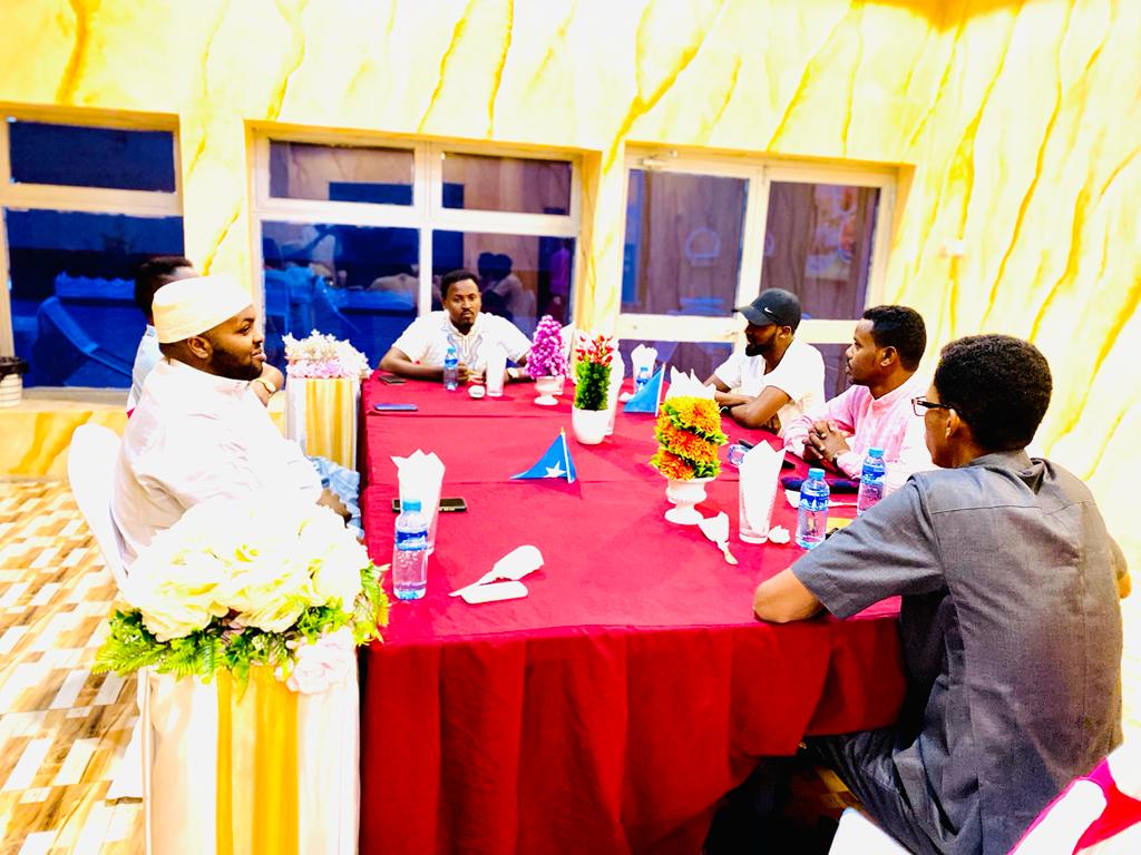 MachadkaDhaab's tweet photo. This evening, the manager of Snag Hotel Mr. Abdullah AbdulRahman invited an iftar to the Executive Board of the Dab Institute. The members of the Institute thanked Mr.Abdullah, and through the session, discussed strategic visions for the development of Somali society. https://t.co/p3pHrdvOuA