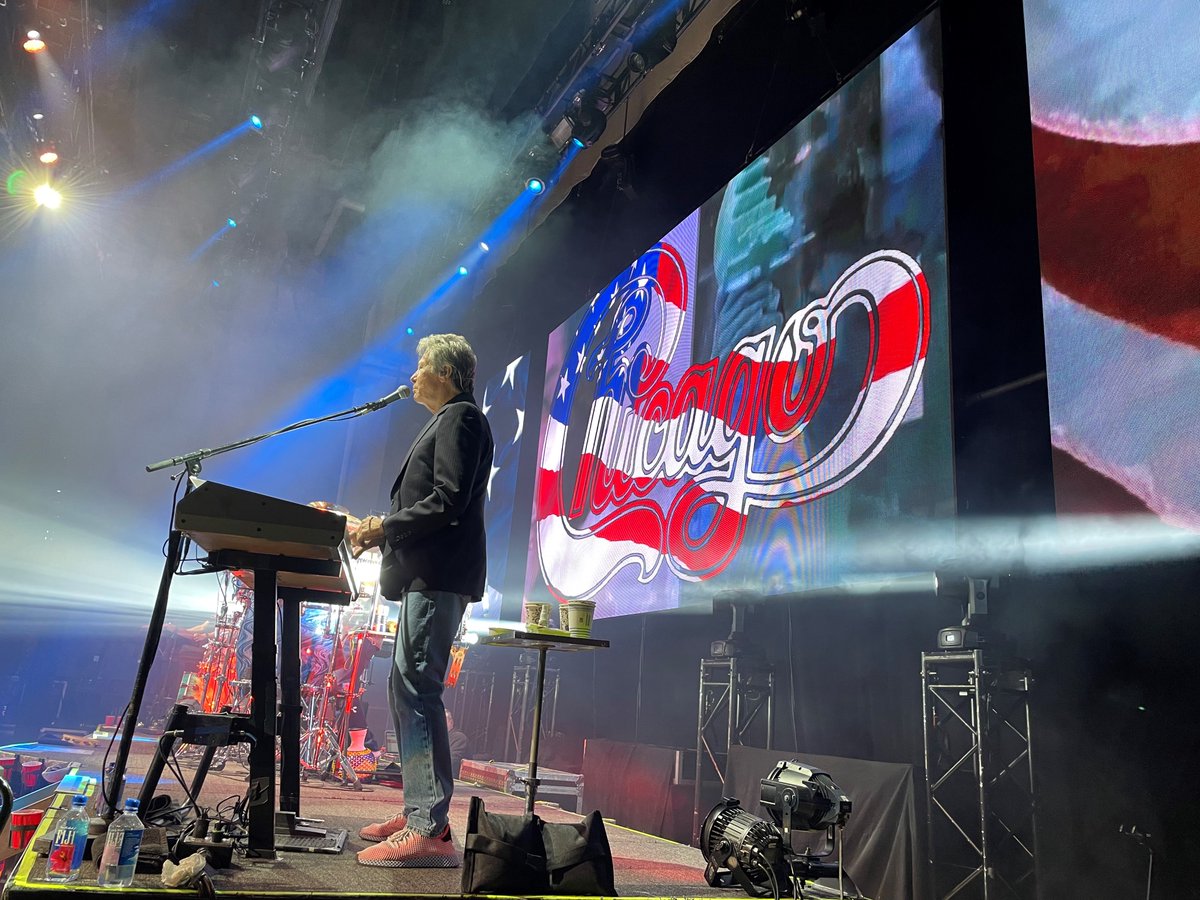 NiteLitePromo's tweet photo. A night to remember! An epic SOLD OUT show with legendary group CHICAGO at the Embassy in Ft. Wayne, IN this weekend!
#nitelitepromo #chicagoband #chicago #embassyftwayne #ftwaynein #livemusic #concerts #soldout #rocklegends https://t.co/3mGBQVTy5n