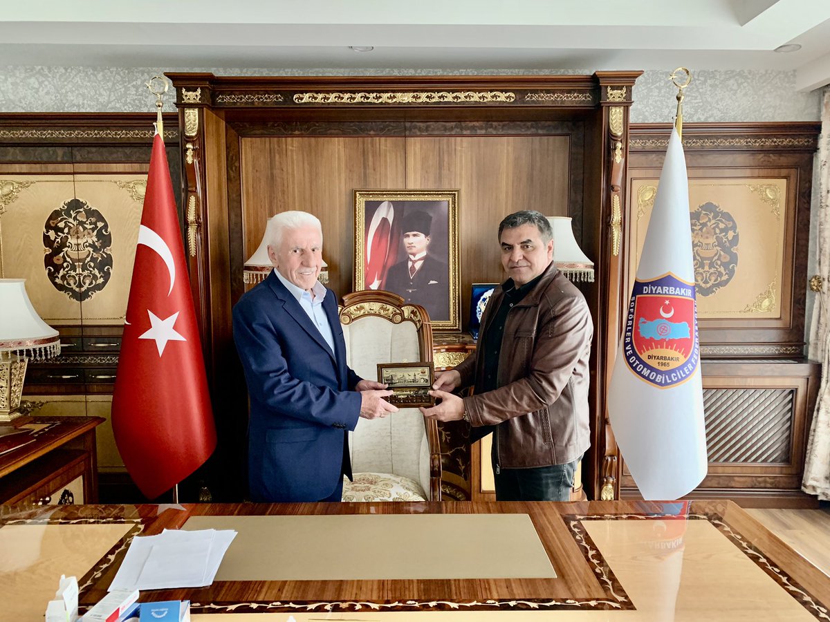 DESOB Başkanımız sayın Alican EBEDİNOĞLU, DESOB Yönetim Kurulu Üyelerimiz ile birlikte; Diyarbakır Şoförler ve Otomobilciler Odası Başkanlığına seçilen sayın Sıdki ERGE ve Oda Yönetim Kurulu Üyelerine Hayırlı olsun ziyaretinde bulundu.