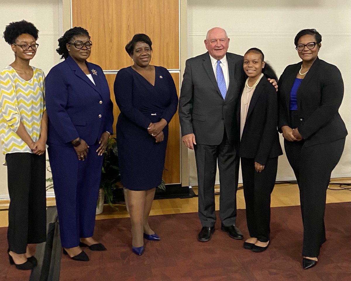 BORUSG's tweet image. At its meeting today ⁦@AlbanyStateUniv⁩, the Board of Regents of the University System of Georgia voted to eliminate the Special Institutional Fee and to not raise tuition rates at most institutions for the 2022-23 academic year.  

For more: usg.edu/news/release/b…