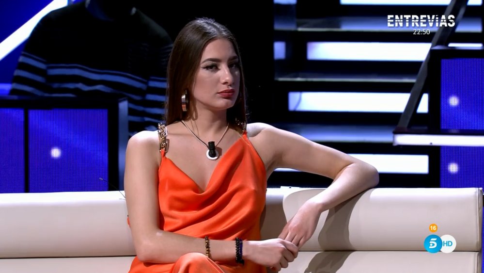 Adrián: "Me habré perdido algo"
Nissy: "El maletín"
Marta: "Y tú una final"
Nissy: "Sí, gracias a tu carpeta fake" #SecretCuentas